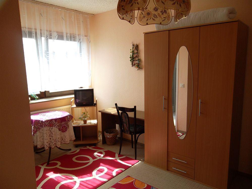 Gasthof Und Pension Mainzer Rad Шветцинген Экстерьер фото