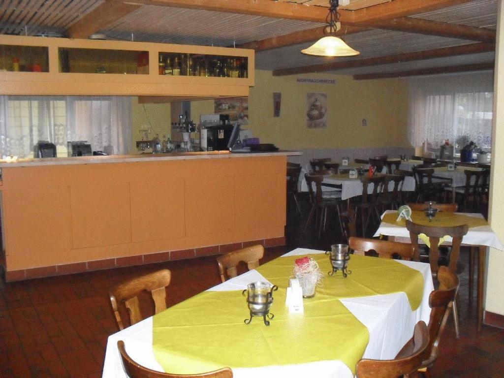 Gasthof Und Pension Mainzer Rad Шветцинген Экстерьер фото