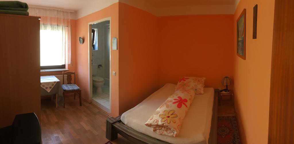 Gasthof Und Pension Mainzer Rad Шветцинген Экстерьер фото